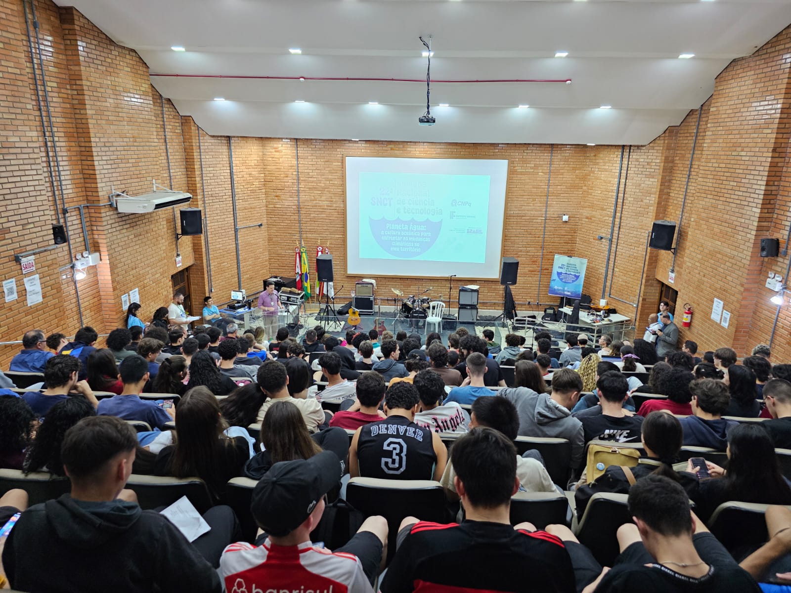 A cerimônia de abertura foi no auditório do câmpus, que estava lotado