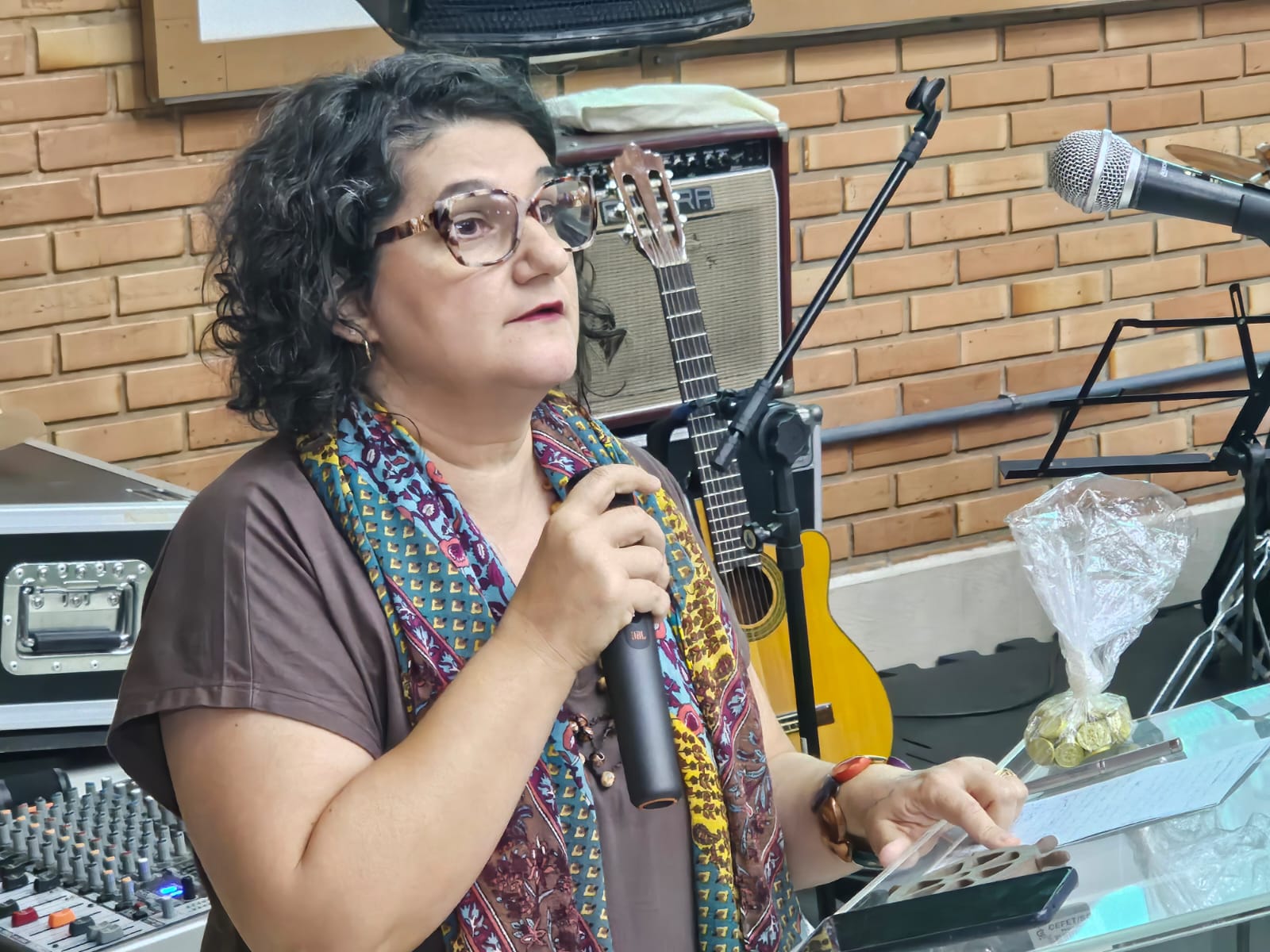 A professora Sandra Fachinello, do Câmpus São José, fez o lançamento do jogo 