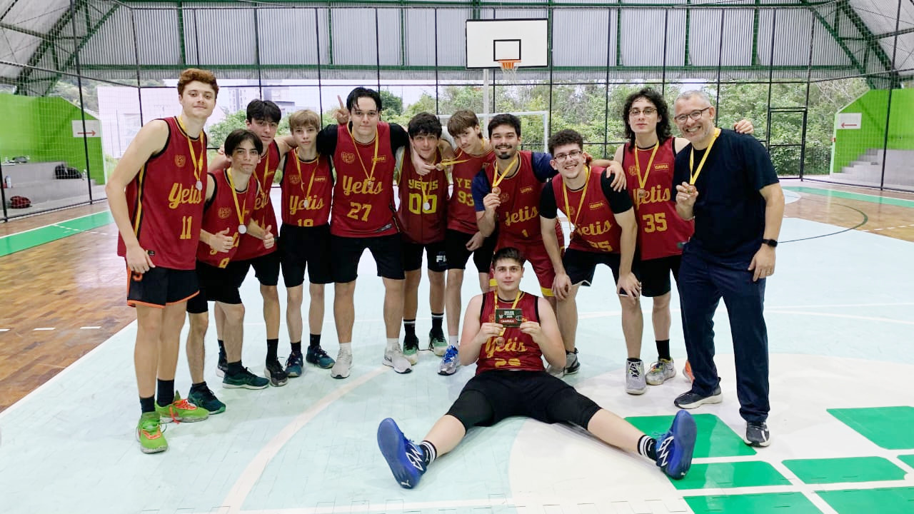 Equipe masculina de basquete foi a campeã após vencer os três jogos disputados.