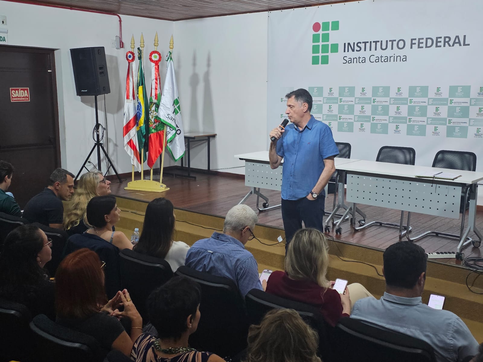 Anúncio foi feito em reunião geral da gestão (na foto, em pé, o reitor Zízimo Moreira Filho) com servidores da Reitoria