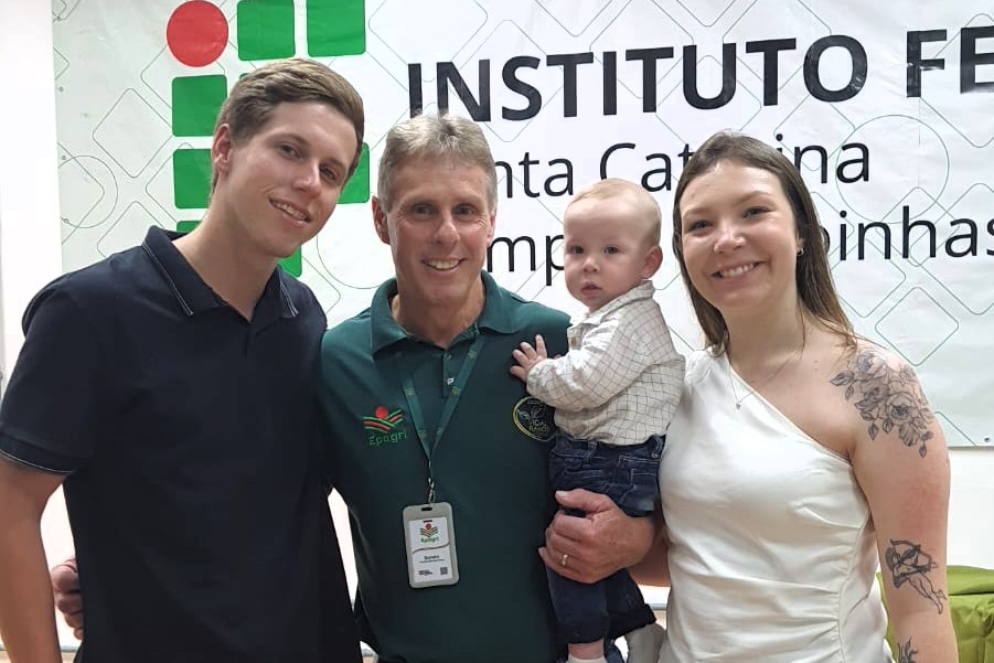 Com o neto no colo, Donato diz que a inspiração está nas futuras gerações