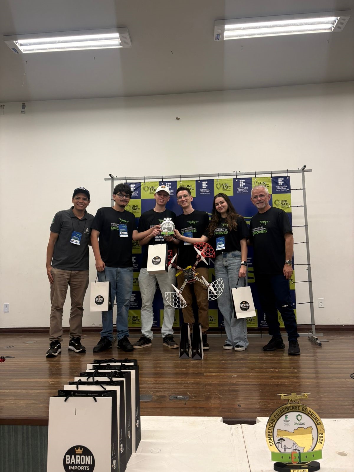 Os integrantes da Equipe Hórus recebem a premiação
