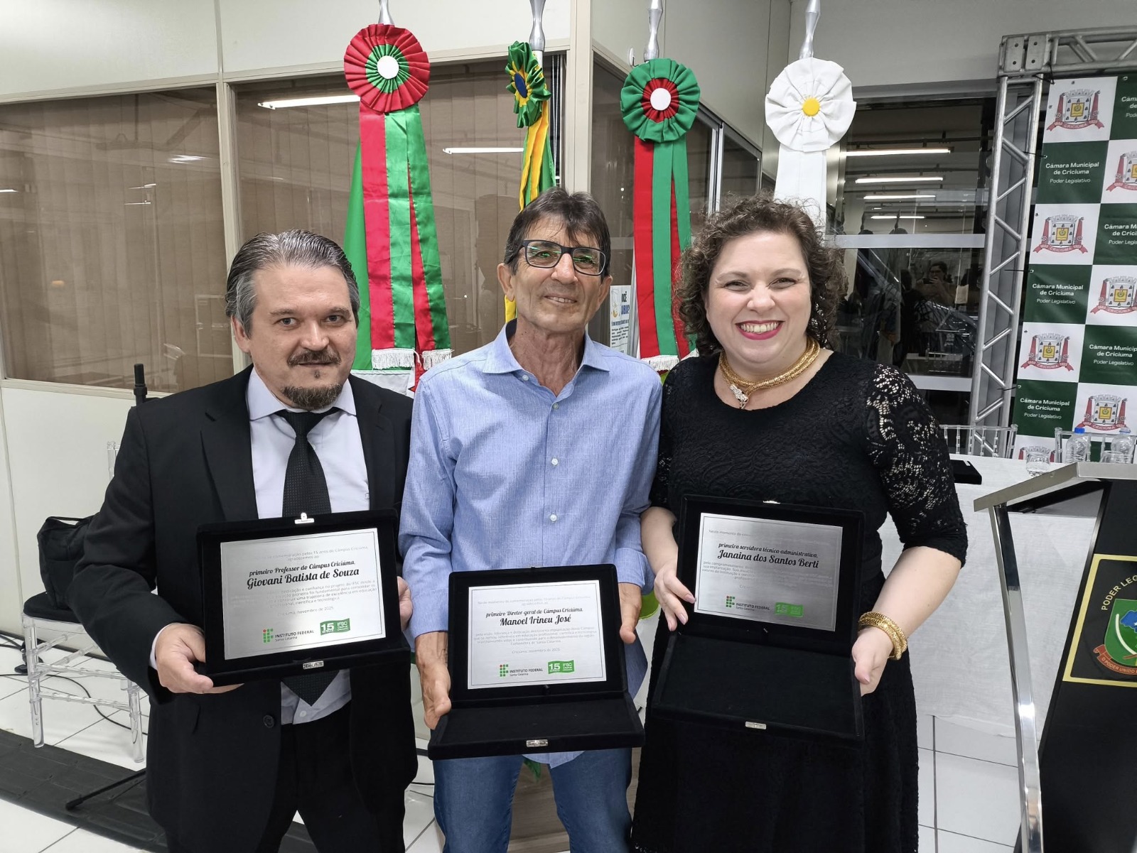 Homenageados da noite: Giovani Batista de Souza, o primeiro professor do Câmpus Criciúma, Manoel Irineu José, o primeiro diretor do Câmpus Criciúma e Janaína dos Santos Berti, primeira servidora técnico-administrativa a compor o quadro de colaboradores do Câmpus