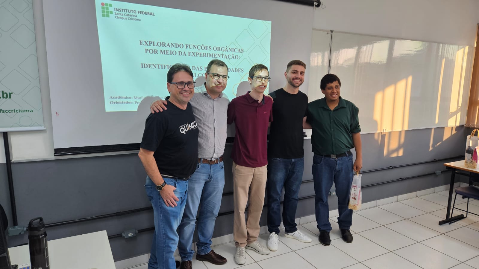 Murilo acompanhado de seus orientadores e avaliadores, da esquerda para a direita: Luciano Dias da Silva, Eduardo Alberton Ribeiro, Murilo Colombo de Souza, Kauan Gonçalves Viscardi, Alisson Rodrigues Rosário