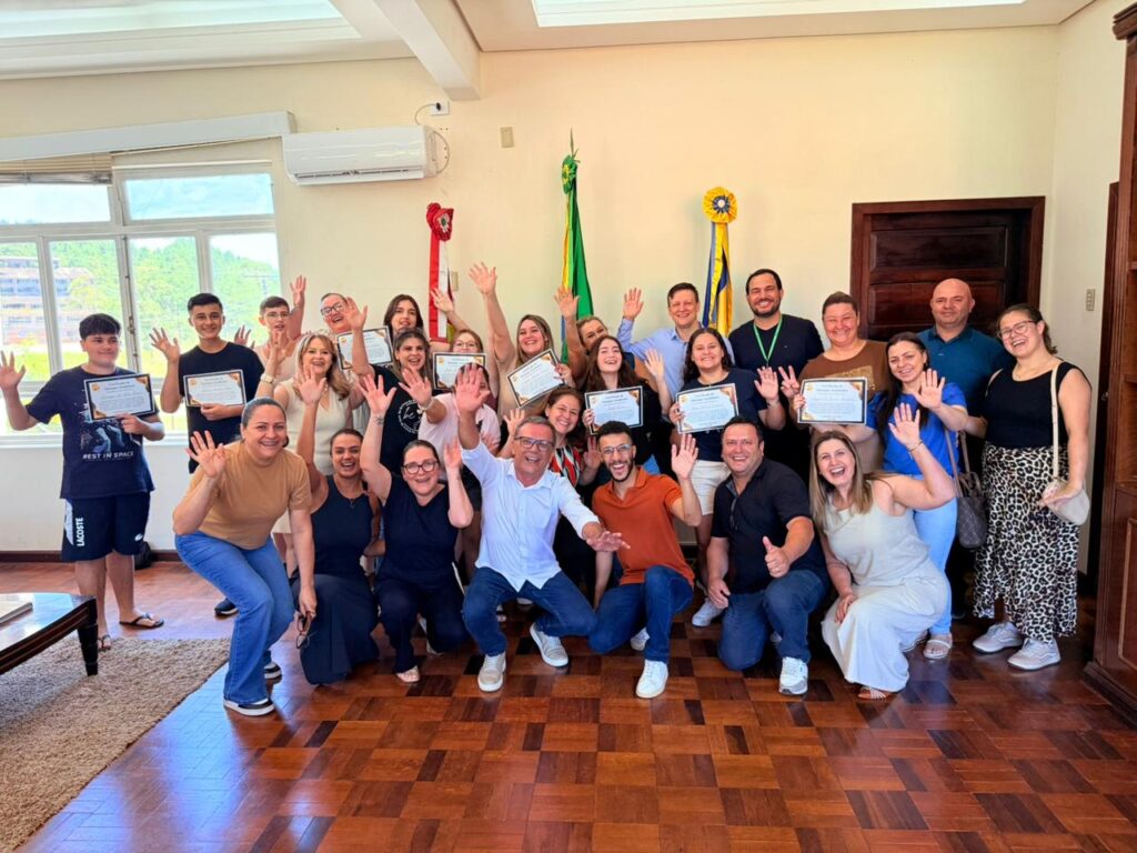 Homenagem foi no gabinete da prefeitura de Capivari de Baixo