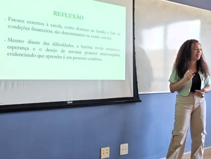 Geovana apresentou o trabalho “Trajetórias de resistência” no evento nacional
