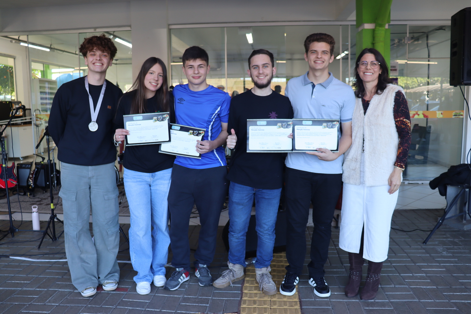 Entrega dos certificados e medalhas simbólicas aos estudantes que se destacaram na Olimpíada Brasileira de Matemática das Escolas Públicas (Obmep), no ano de 2025
