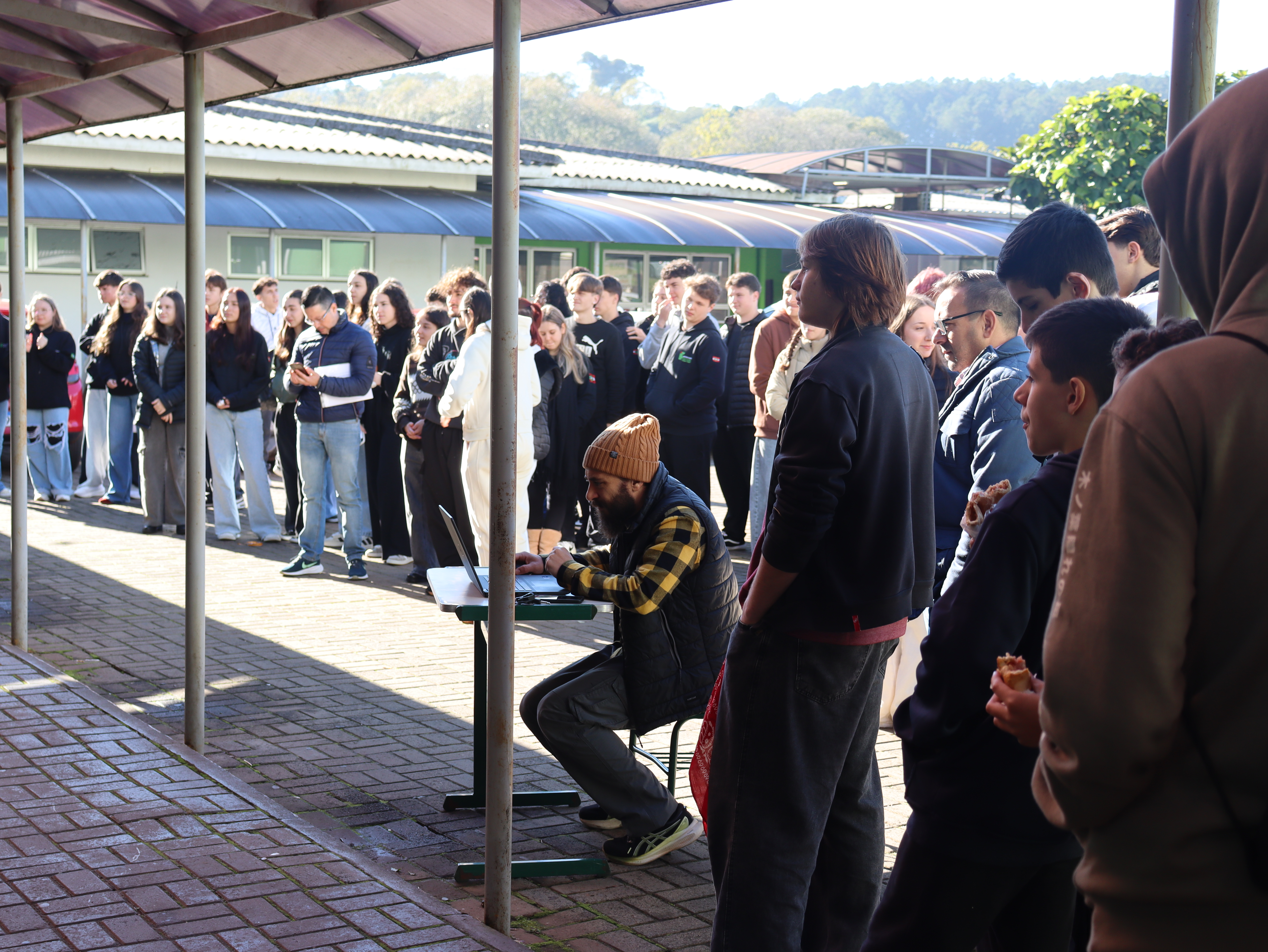 Parte do público aproveitando o Intervalo Cultural