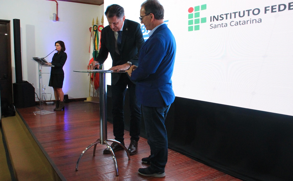 Reitor do IFSC Zízimo Moreira Filho e o presidente o Sebrae Nacional Décio Lima assinam acordo de cooperação técnica I Fotos: Carla Algeri