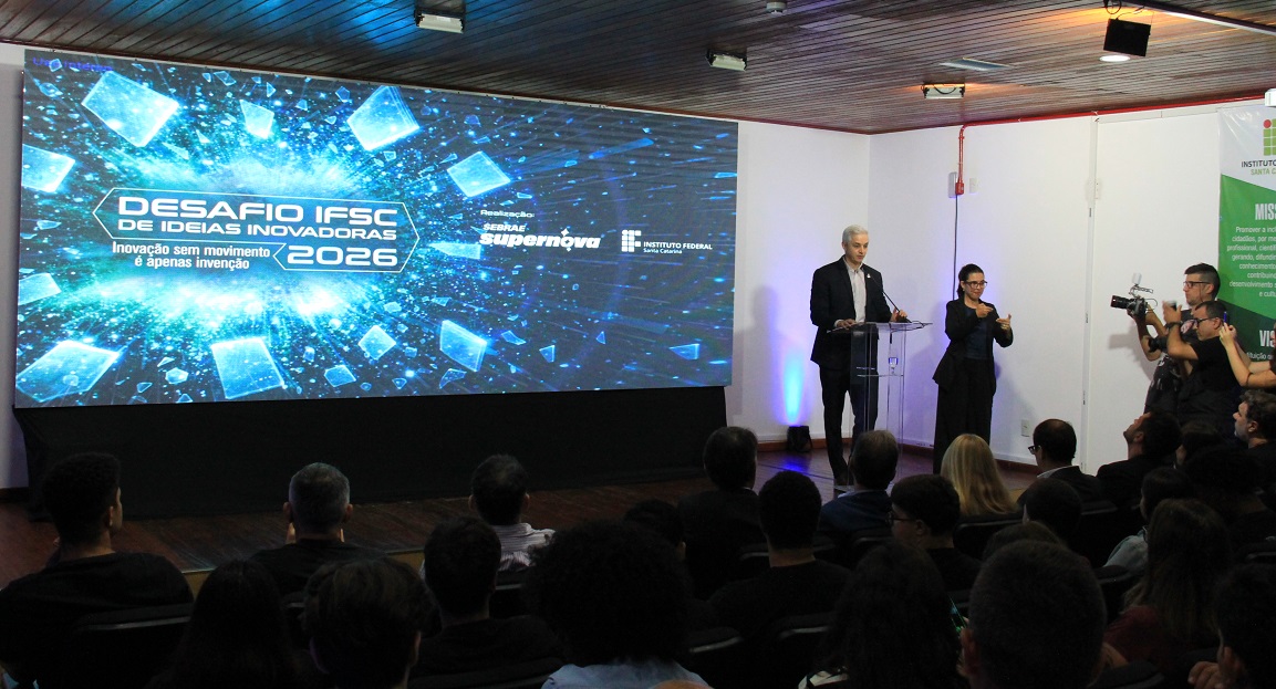 Pró-reitor Tiago Semprebom faz o lançamento do Desafio IFSC de Ideias Inovadoras 2026