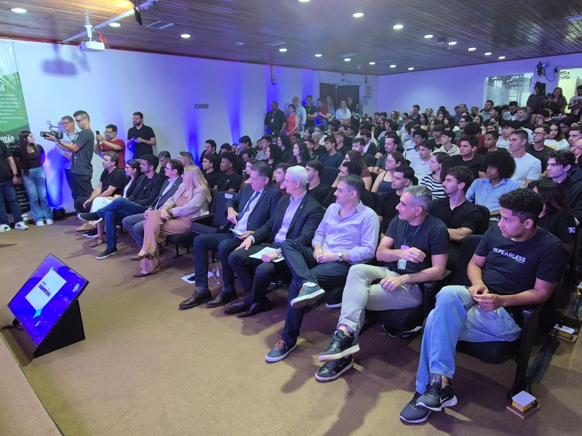 Auditório da Reitoria lotado com autoridades, servidores e estudantes
