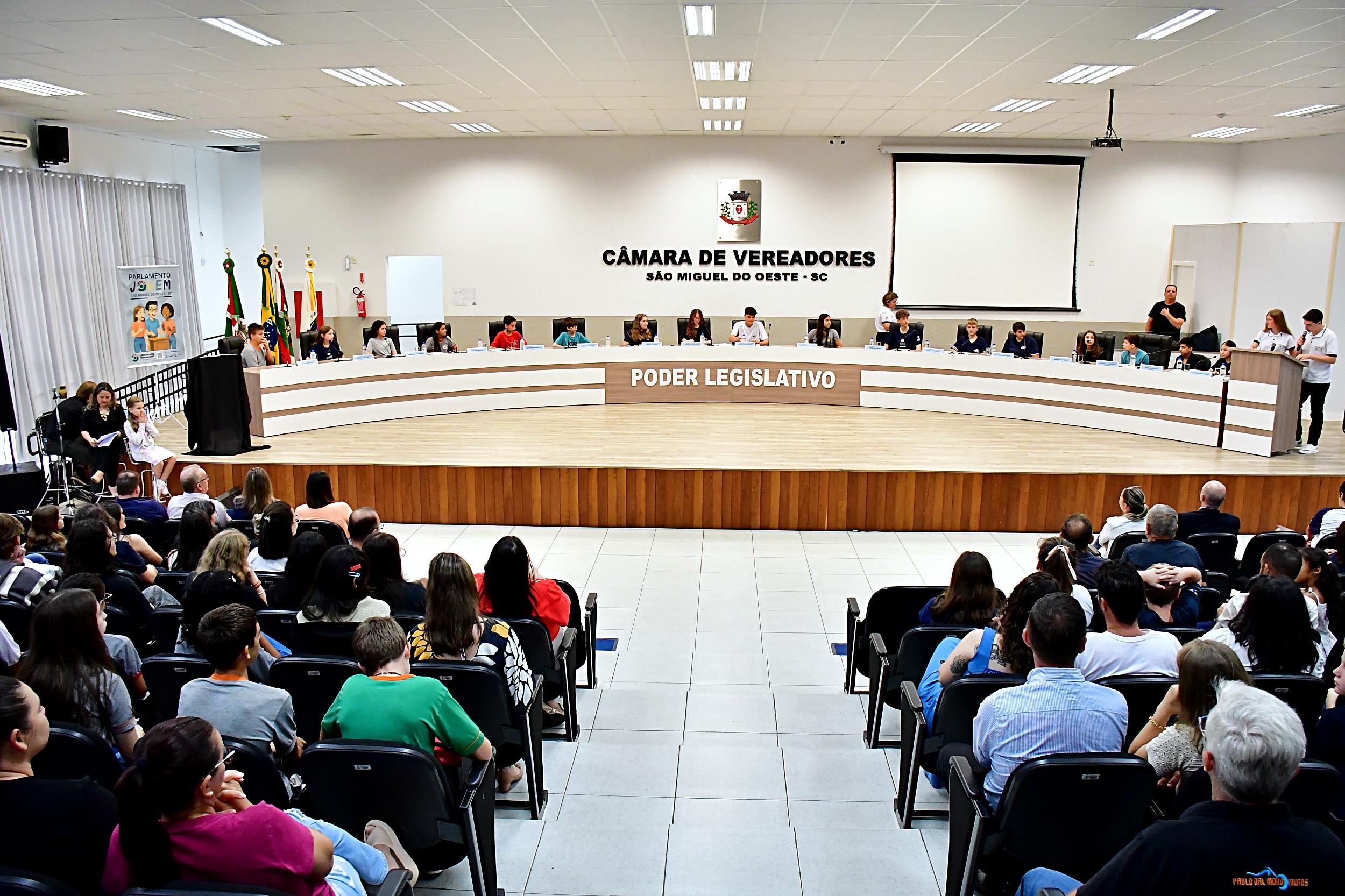 Estudante do IFSC Yara Helena Follmann Maciel com os colegas do Parlamento Jovem. Crédito da foto: Tiarajú Goldschmidt/Câmara de Vereadores São Miguel do Oeste