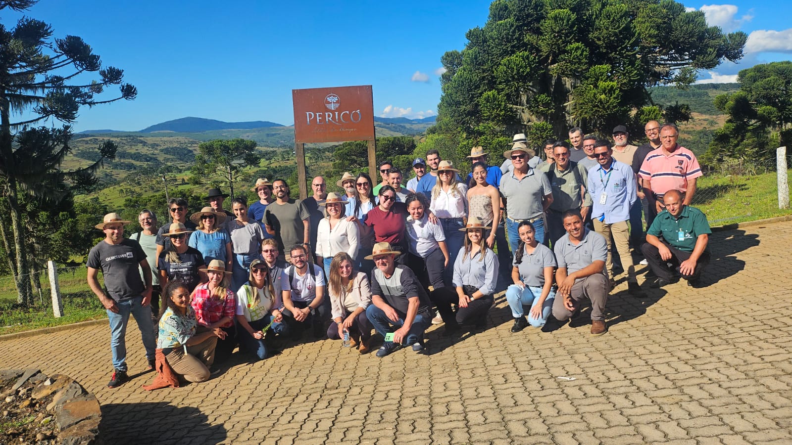 Grupo de participantes do dia de campo na Vinícola Pericó