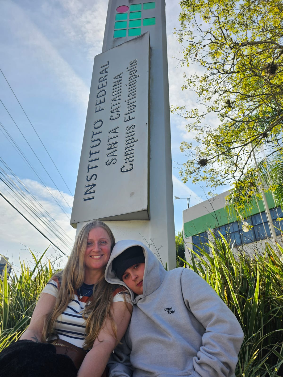 Leandro, 14 anos, fez a prova para Eletrônica em Florianópolis pensando em conseguir um emprego no futuro. A mãe, Daiany, ouviu referências positivas sobre o ensino da instituição