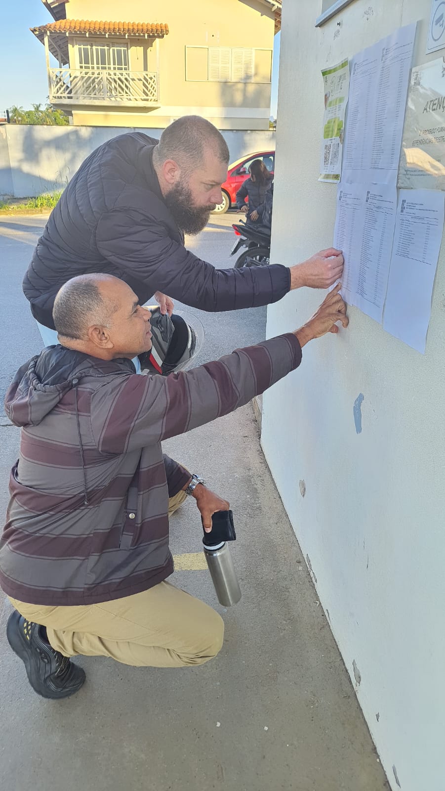 Candidatos conferem local de prova em Joinville. No total, foram 556 inscritos no exame de classificação