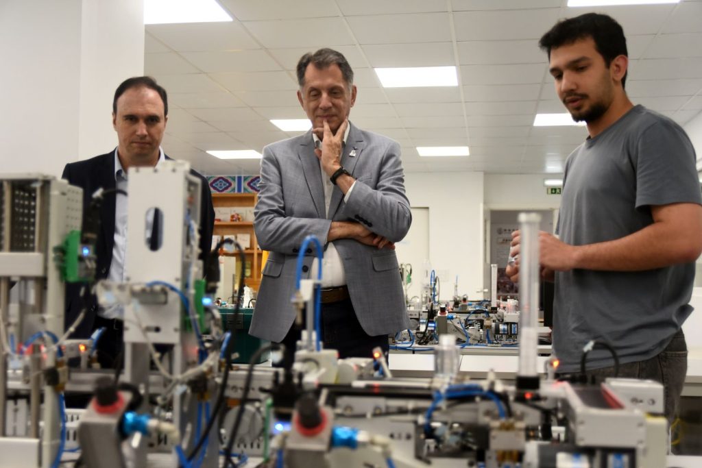 Visita a laboratório no Instituto Politécnico de Setúbal