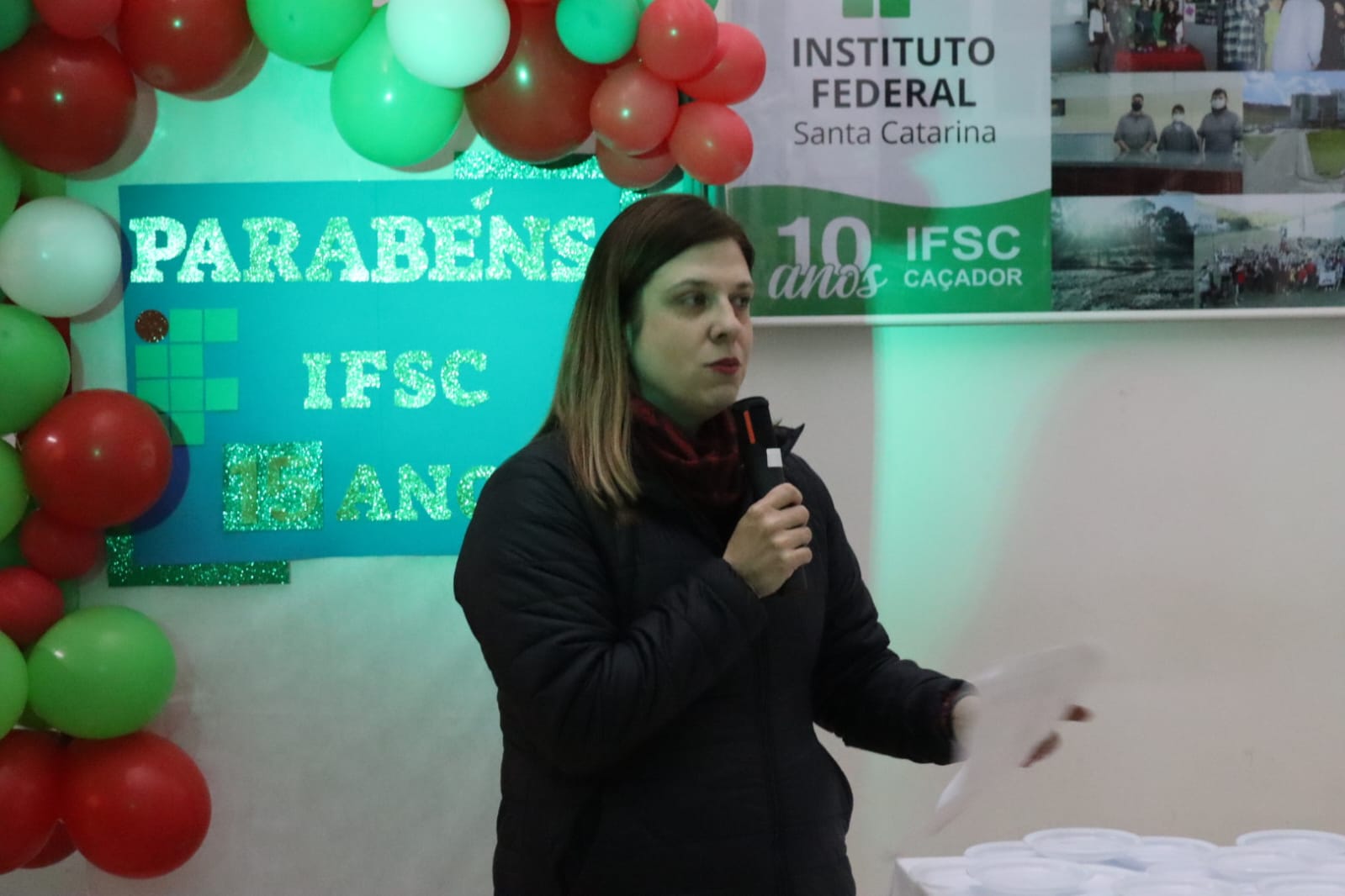 Diretora-geral Danielle Ullrich em fala para os alunos
