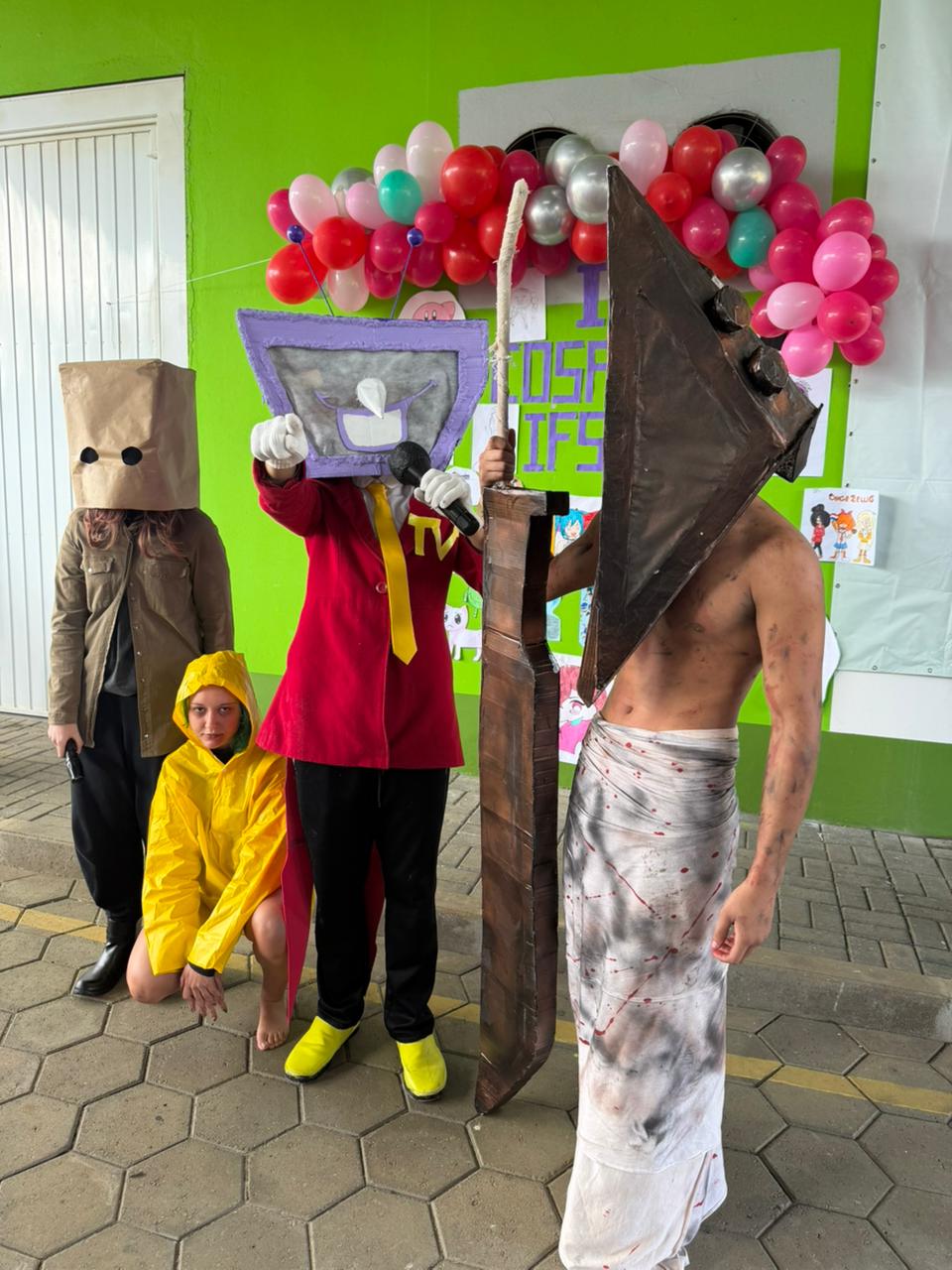 Da esquerda para direita: Raíssa Fernandes e Yasmin Sônego (Six e Mono); Richard Nogueira (Mr. Ant Tenna); e Victor Hugo (Pyramid Head)