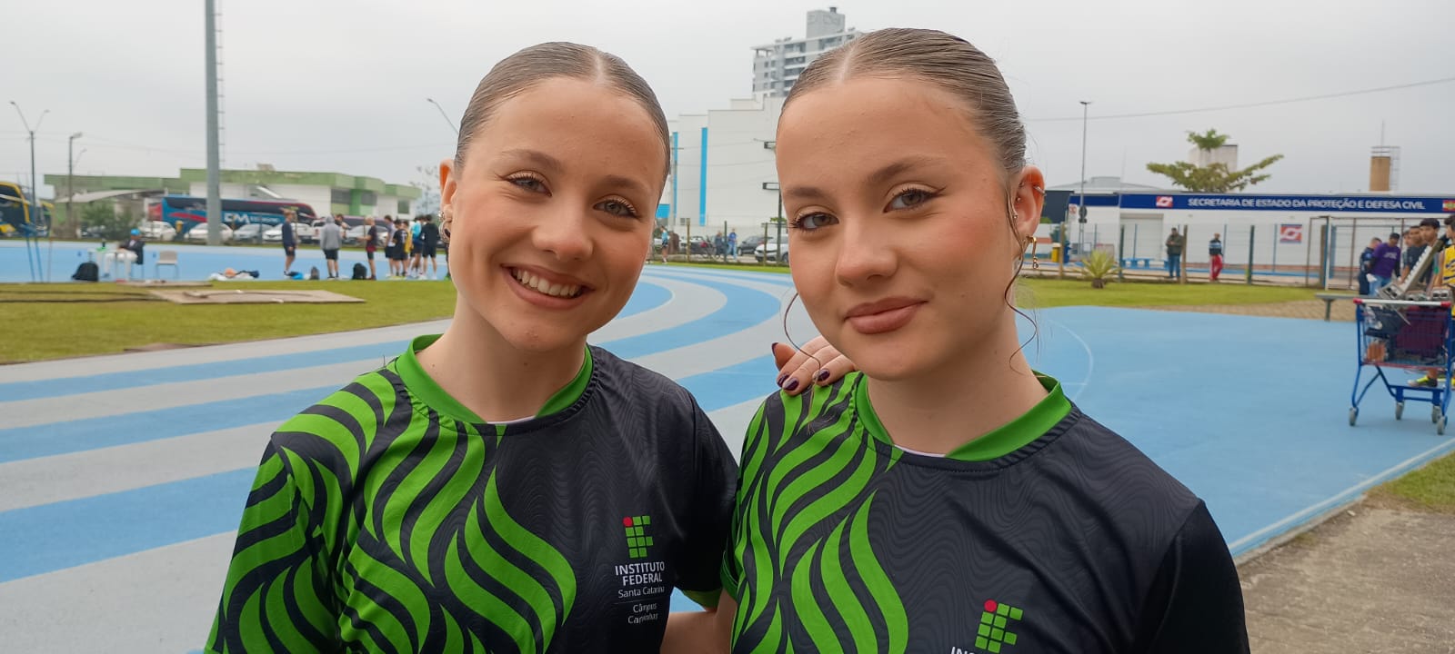 Outra dupla que também compartilha não apenas o DNA, mas também a rotina de treinos são as gêmeas Agatha e Tavine Perciak, de 15 anos. Foto: Giovana Perine