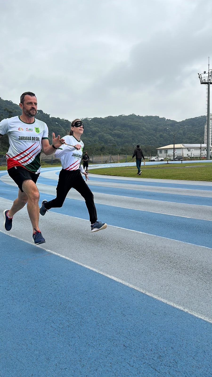 Marcélli participou da prova de 100 metros rasos acompanhada do guia.