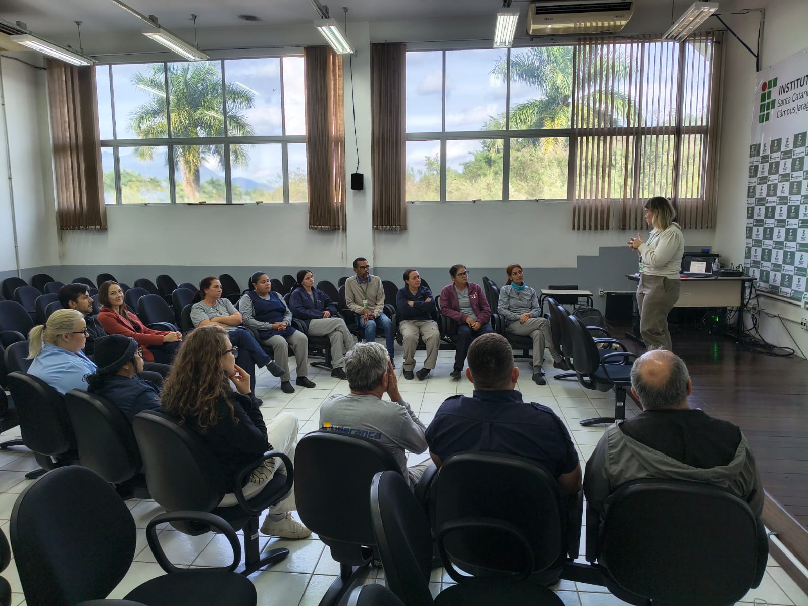 Formação com servidores terceirizados foi organizada pelo NAE do IFSC Rau.
