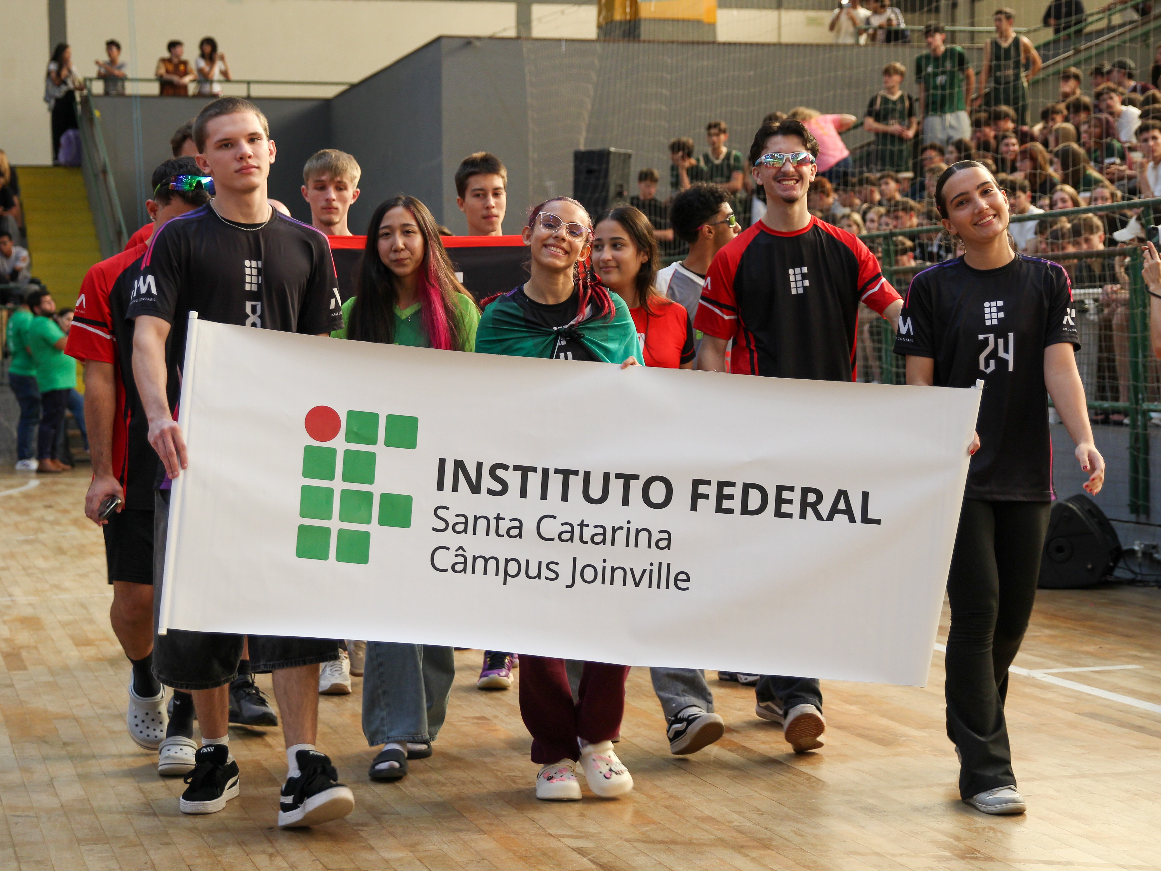 Desfile da delegação na cerimônia de abertura do JIFSC