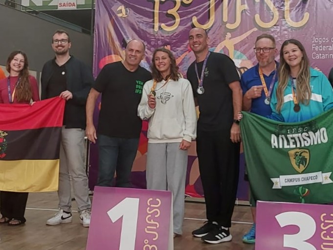 Premiação do salto em distância feminino: ouro