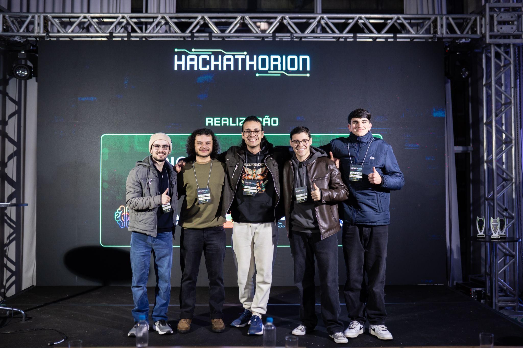 Na imagem, o segundo integrante da esquerda para a direita é o aluno Miguel Kauling Martini, acompanhado de sua equipe, que conquistou o 1º lugar.
