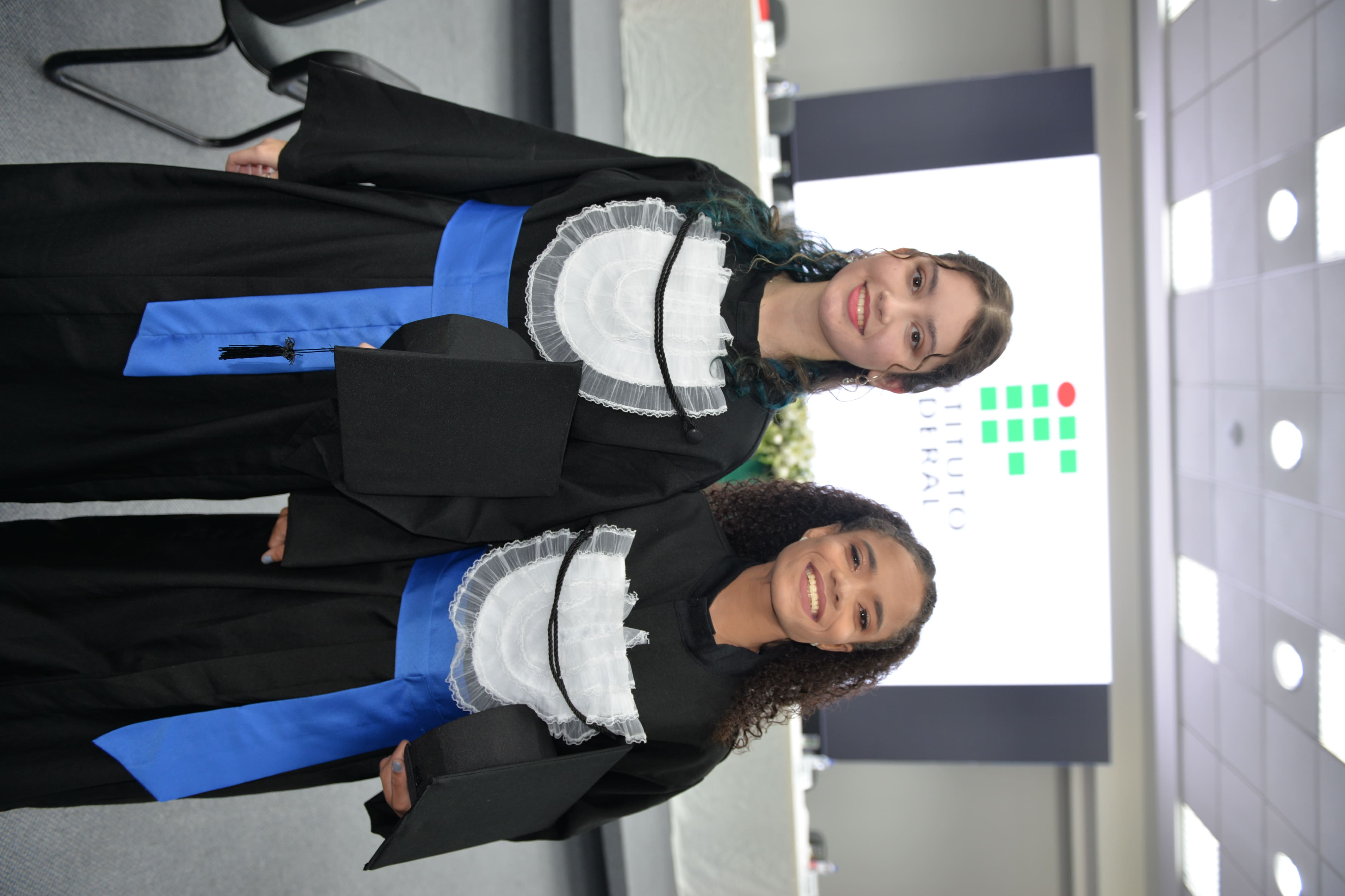 Camila (à esquerda) e Vitória momentos antes do início da formatura.