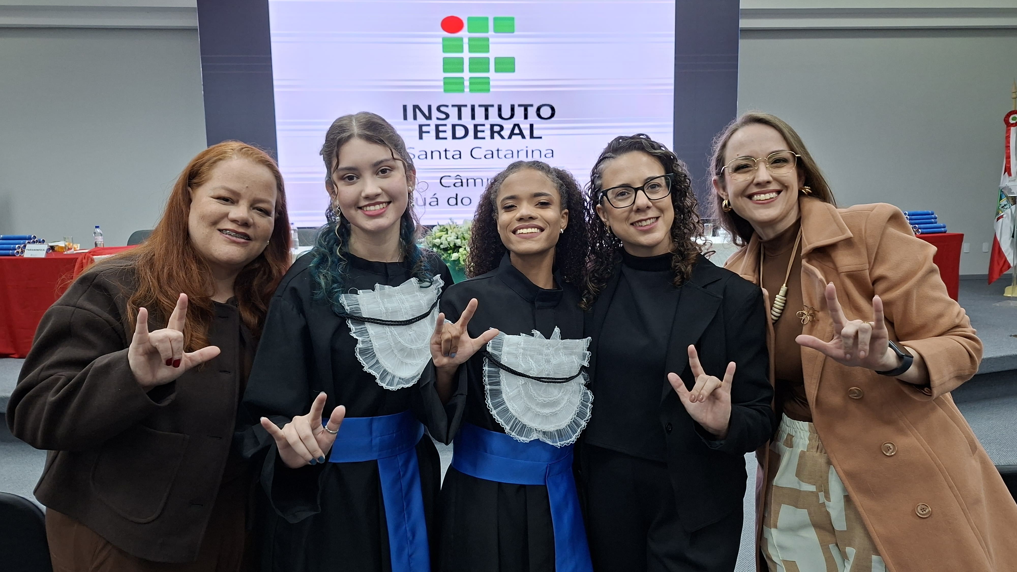 Da esquerda para a direita: Daniela (intérprete), Camila, Vitória, Cristiane (intérprete), Kelly (professora de Libras).