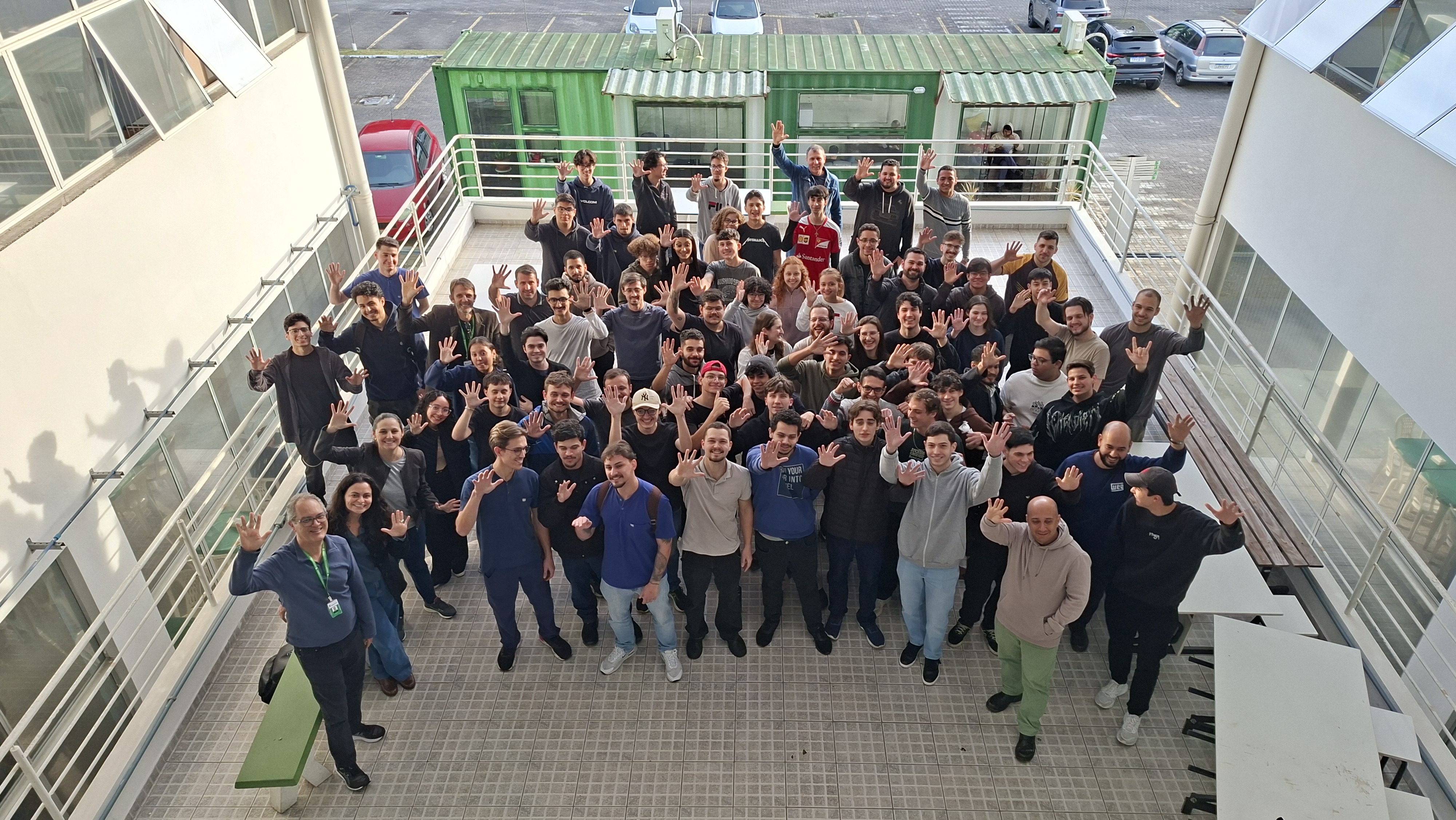 Parte dos estudantes e servidores ligados à graduação de Engenharia Mecânica do Câmpus Jaraguá do Sul-Rau.