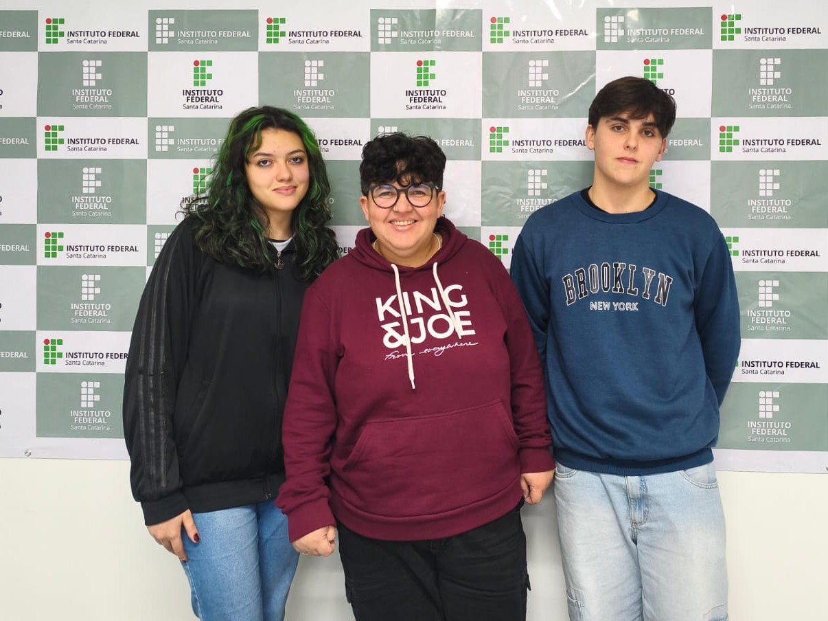 Medalhistas Letícia e Rodrigo, com a professora Diovana, no centro.