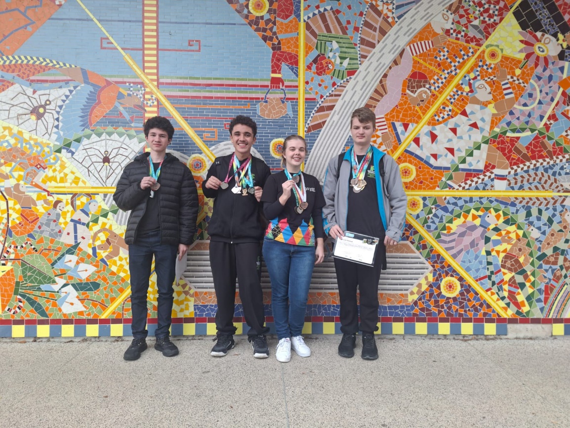 Entrega das medalhas na UFSC. Da esquerda para direita: Lucas, Angelo, Thabata e André.