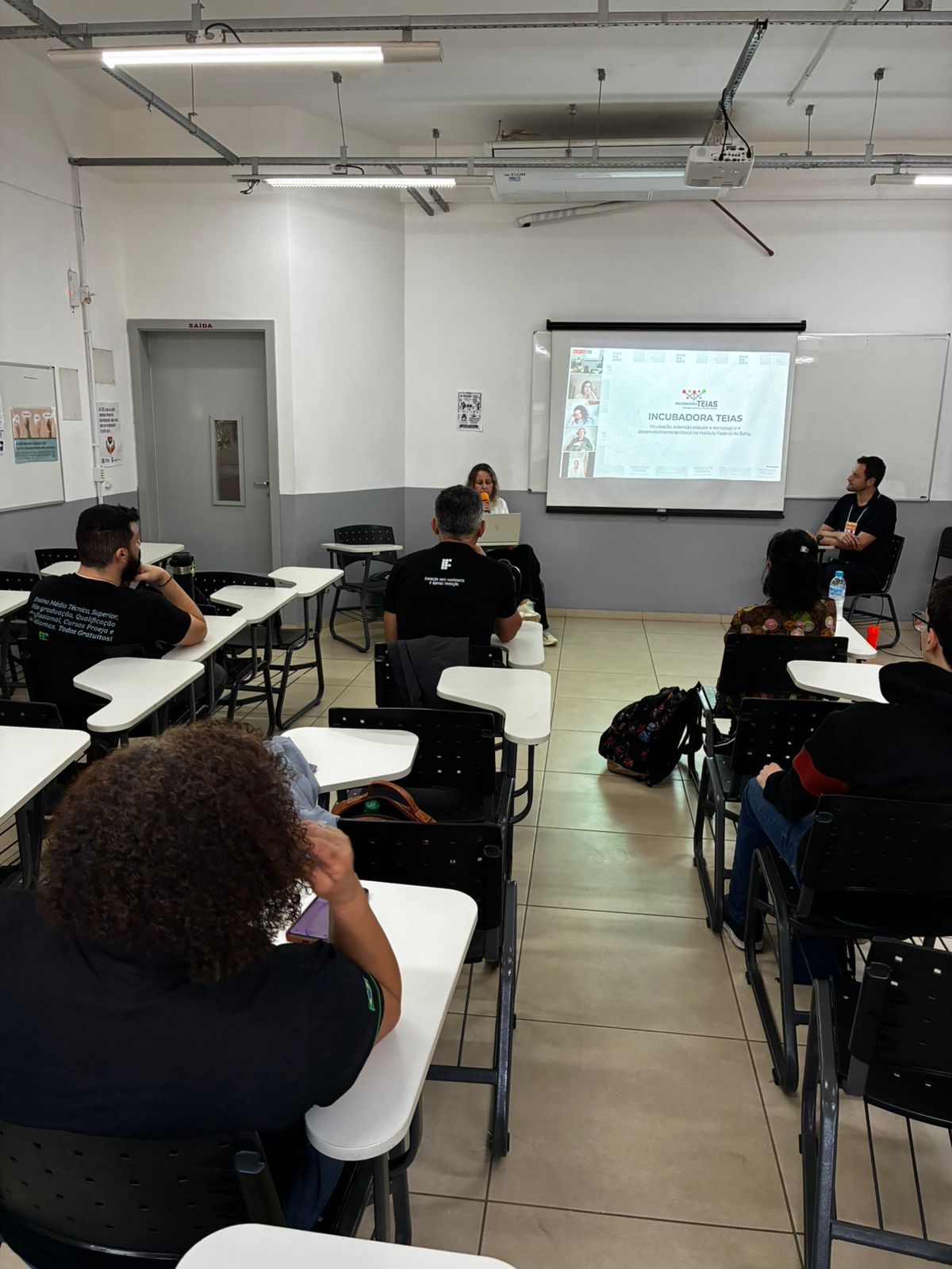 A mesa-redonda sobre 