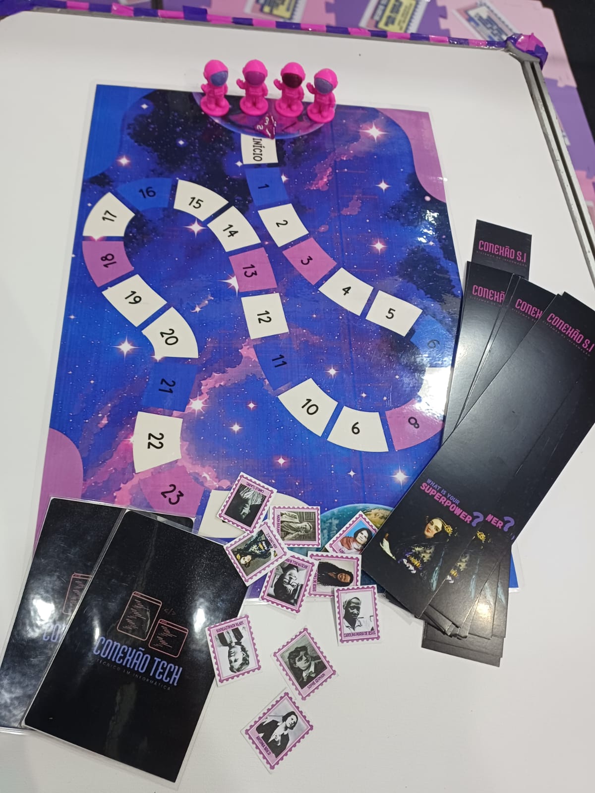 Estande apresentou jogos de tabuleiros sobre a presença das mulheres na Ciência