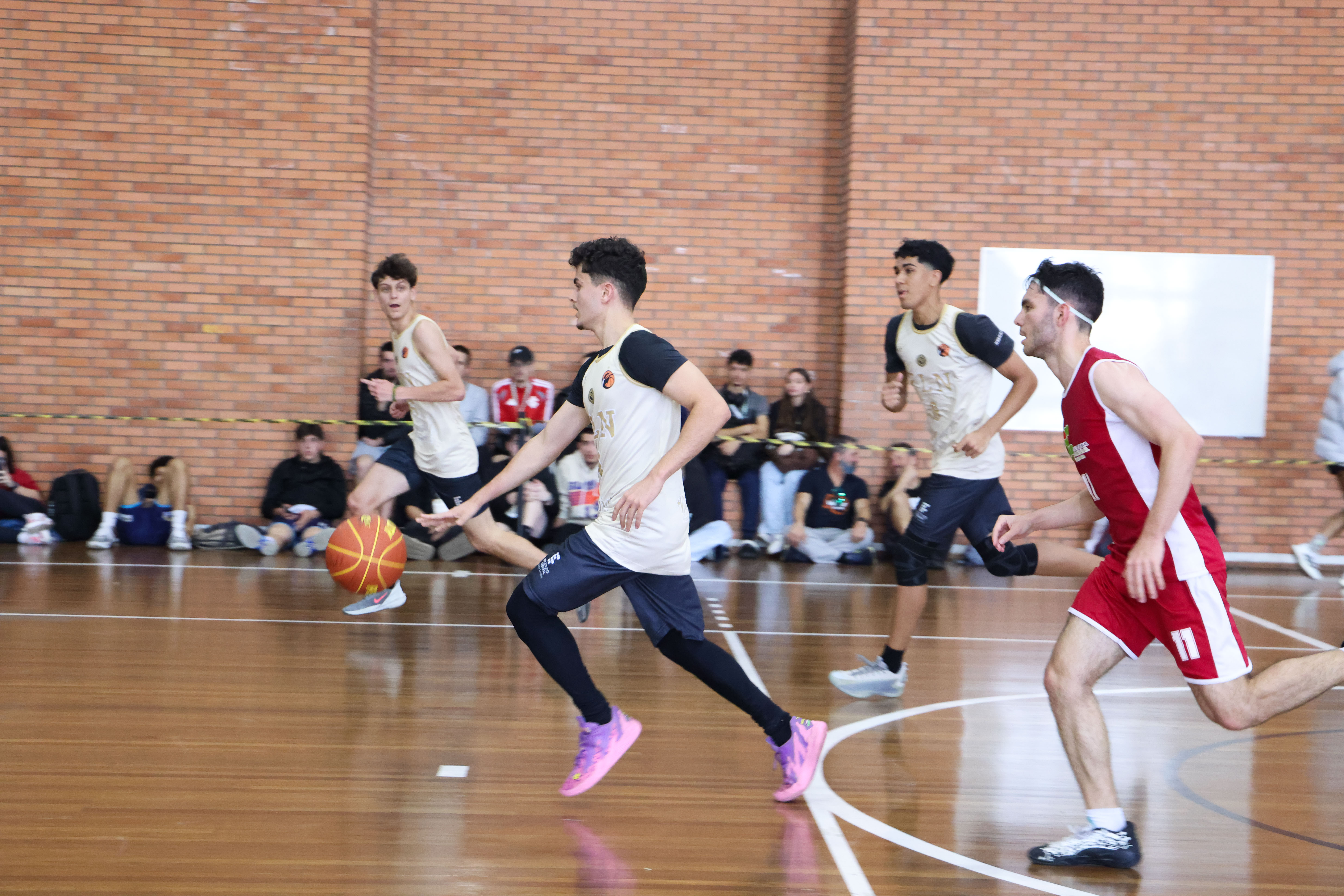 Outra medalha de ouro veio no basquete masculino (time do IFSC de camisa branca) (Foto: Felipe David/IFRS)