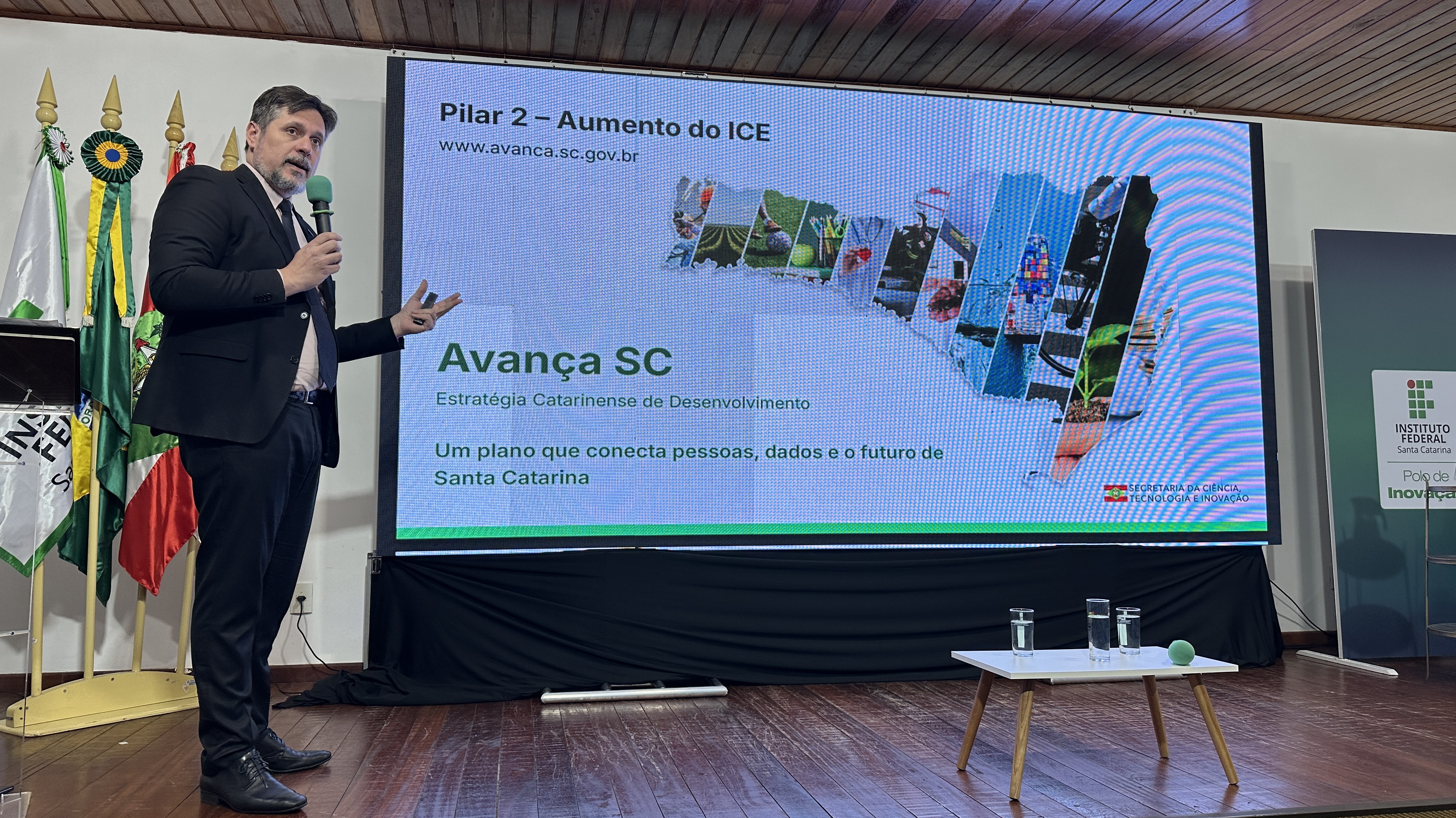 Fábio Wagner Pinto, secretário de Ciência, Tecnologia e Inovação de Santa Catarina, apresentou políticas públicas e iniciativas do ambiente de inovação no estado.