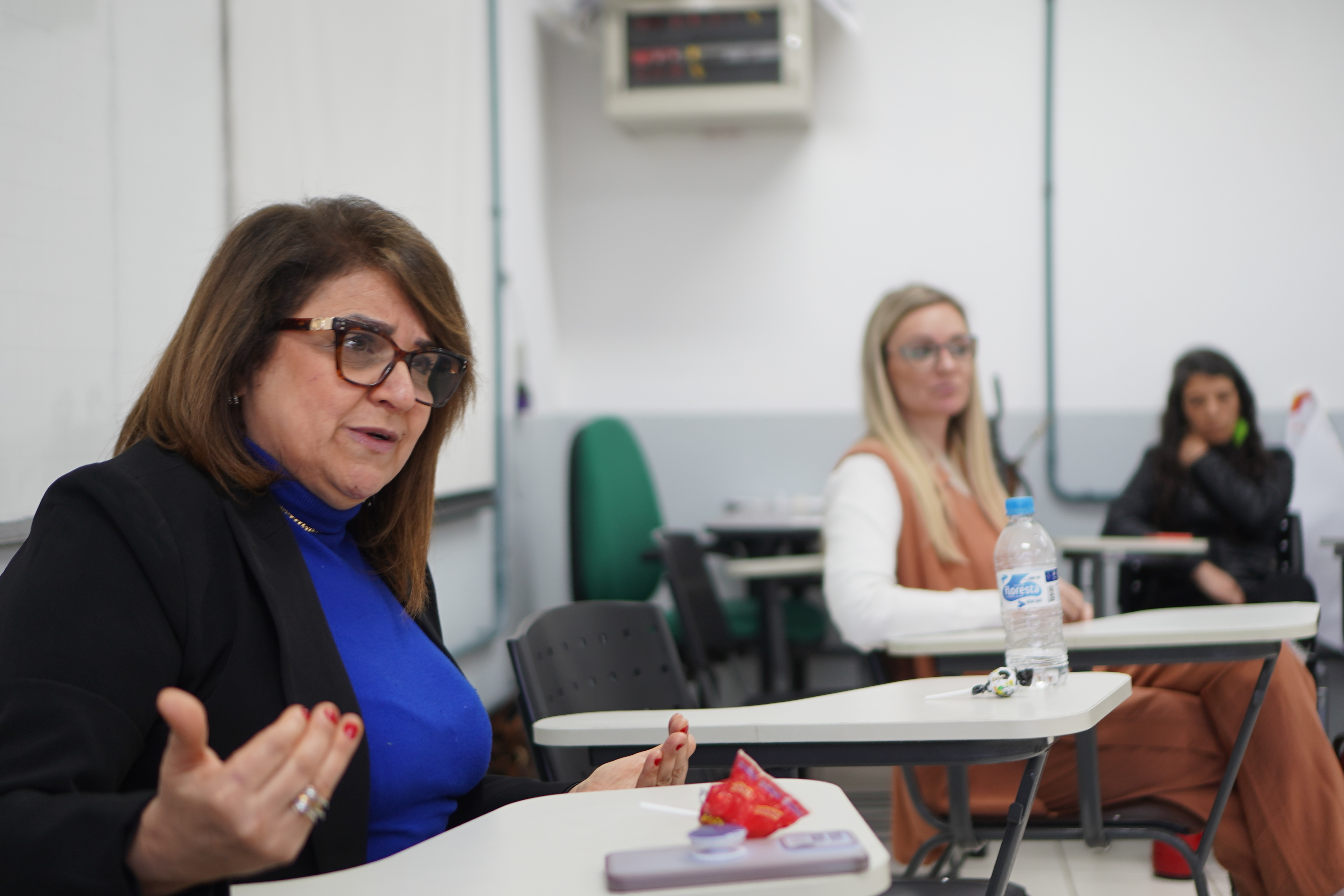 A professora Ana Maria Martins Roeber contribuindo para a roda de conversa sobre violência de gênero.