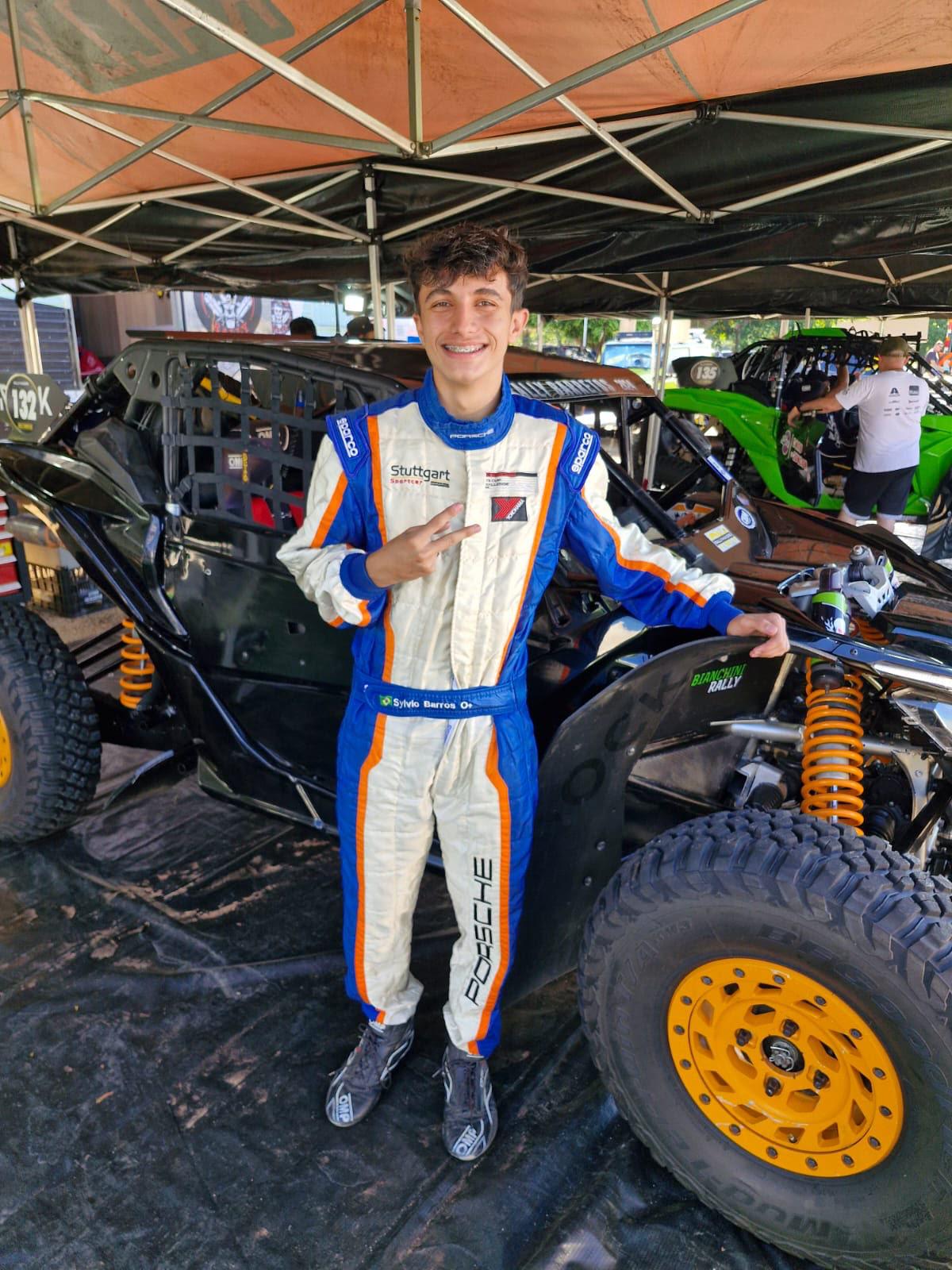 Estudante Gustavo Tonche, da 2ª fase de Engenharia Mecânica, no Rally dos Sertões.