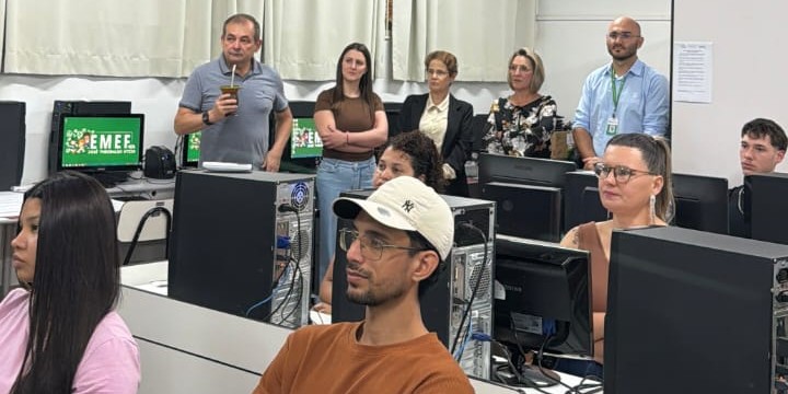 Aula inaugural no polo de Pinhalzinho. Ao fundo, da esquerda para a direita: Sergio Matte, Eliana Schaefer, Carmen Fiorini, Ivanda Bach e Daniel Carossi
