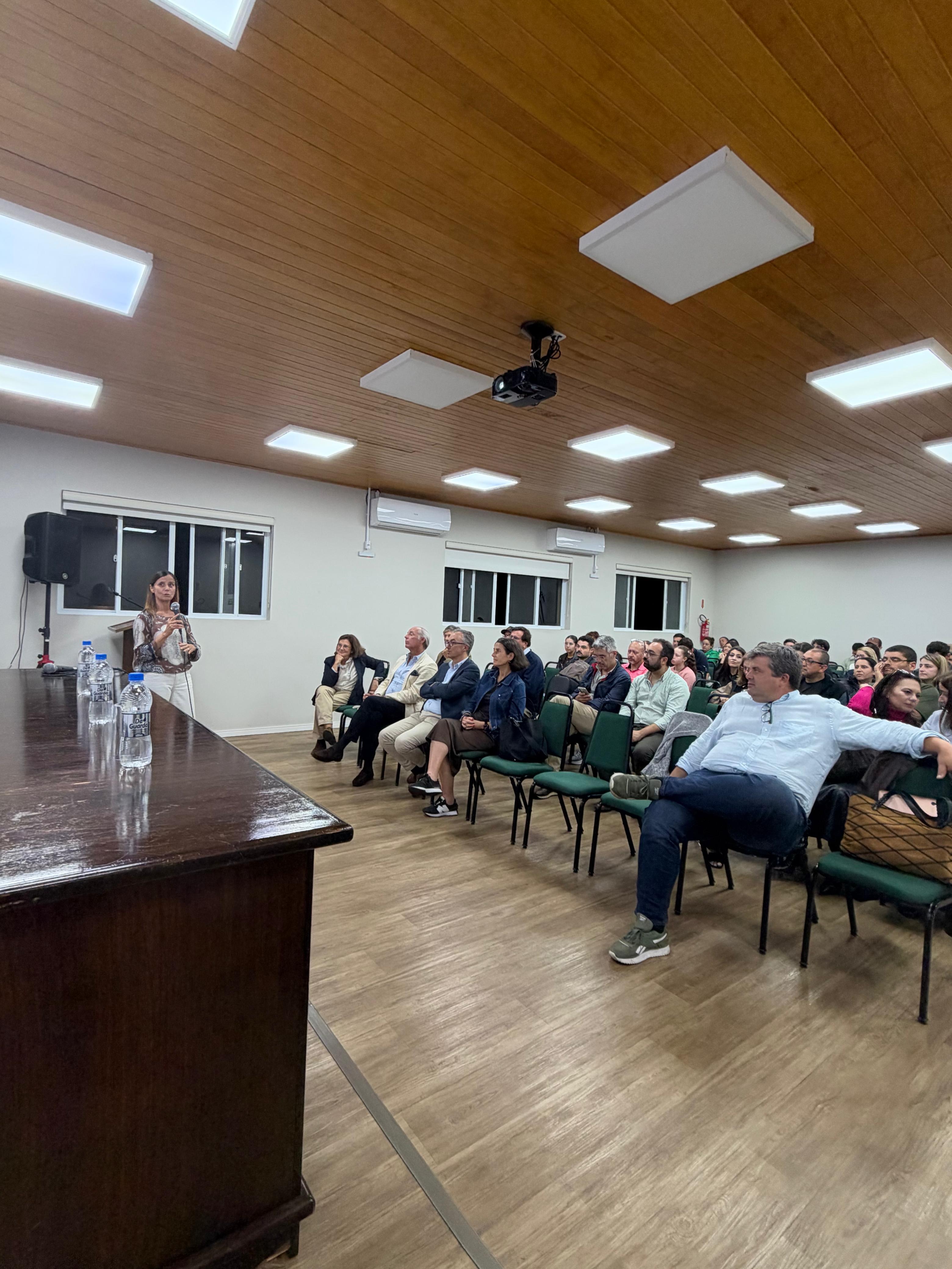 Isabel Toscano Rico, vice-presidente da ACOS, durante palestra realizada na sexta-feira (9), no SEMIARE 2026.