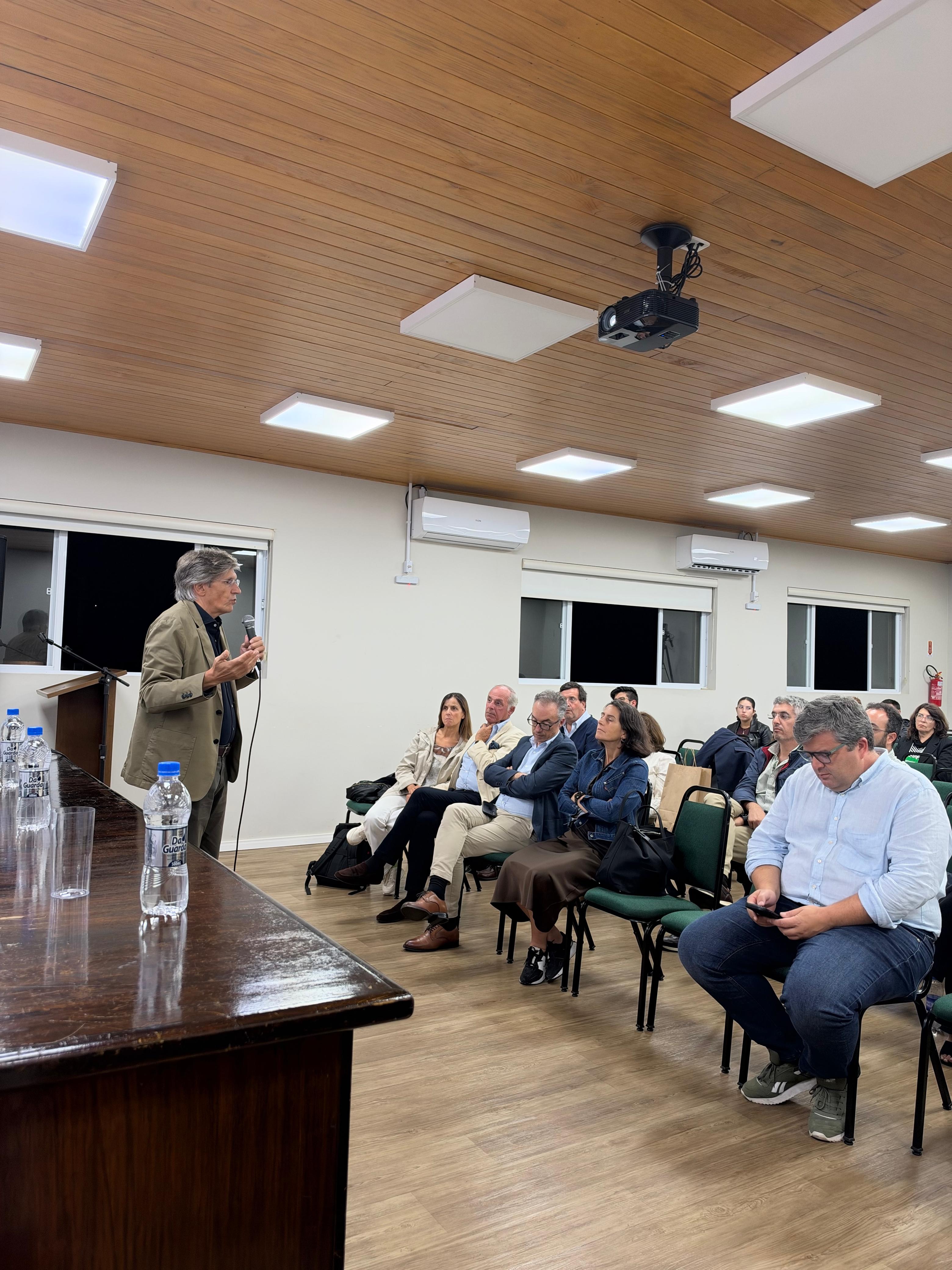 O professor Jorge Pires, da Universidade Politécnica de Beja (UPBeja), durante palestra realizada na sexta-feira (9), no SEMIARE 2026.