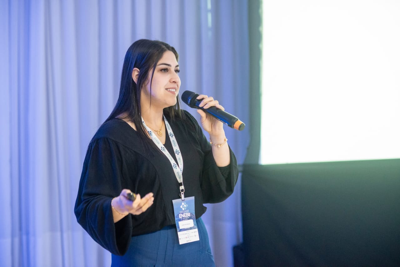 Joceli dos Santos, da 10ª fase do curso de Engenharia Mecânica, apresentou sua pesquisa no IX Encontro Nacional de Engenharia Biomecânica (ENEBI).