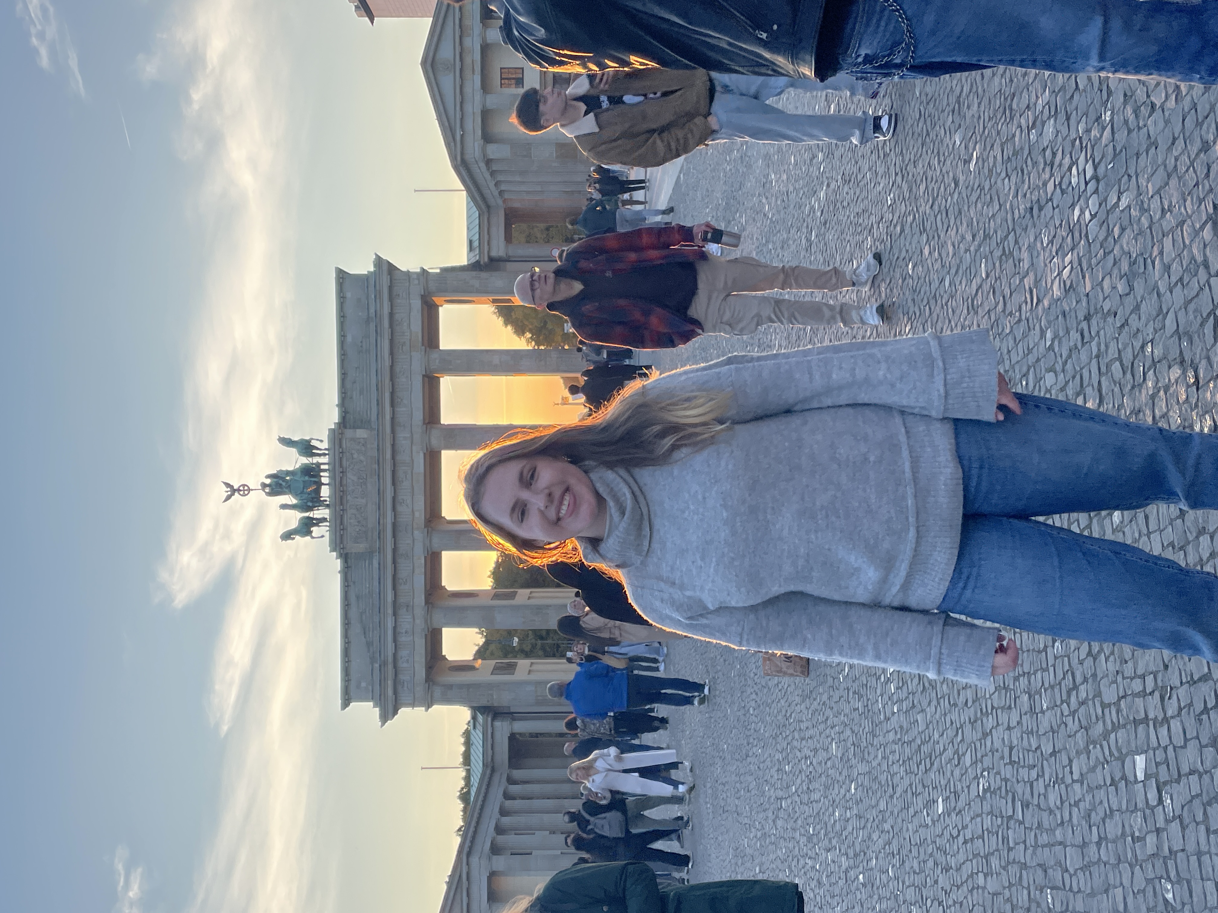 Cecília no Portão de Brandenburgo em Berlim