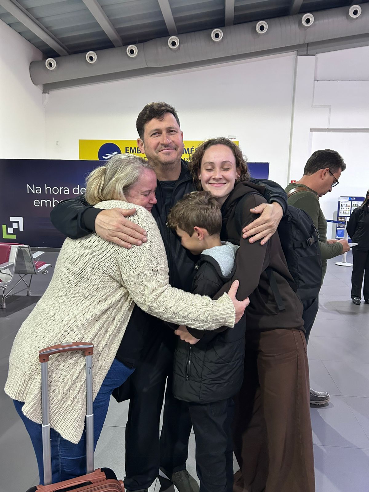 A despedida da família no momento do embarque
