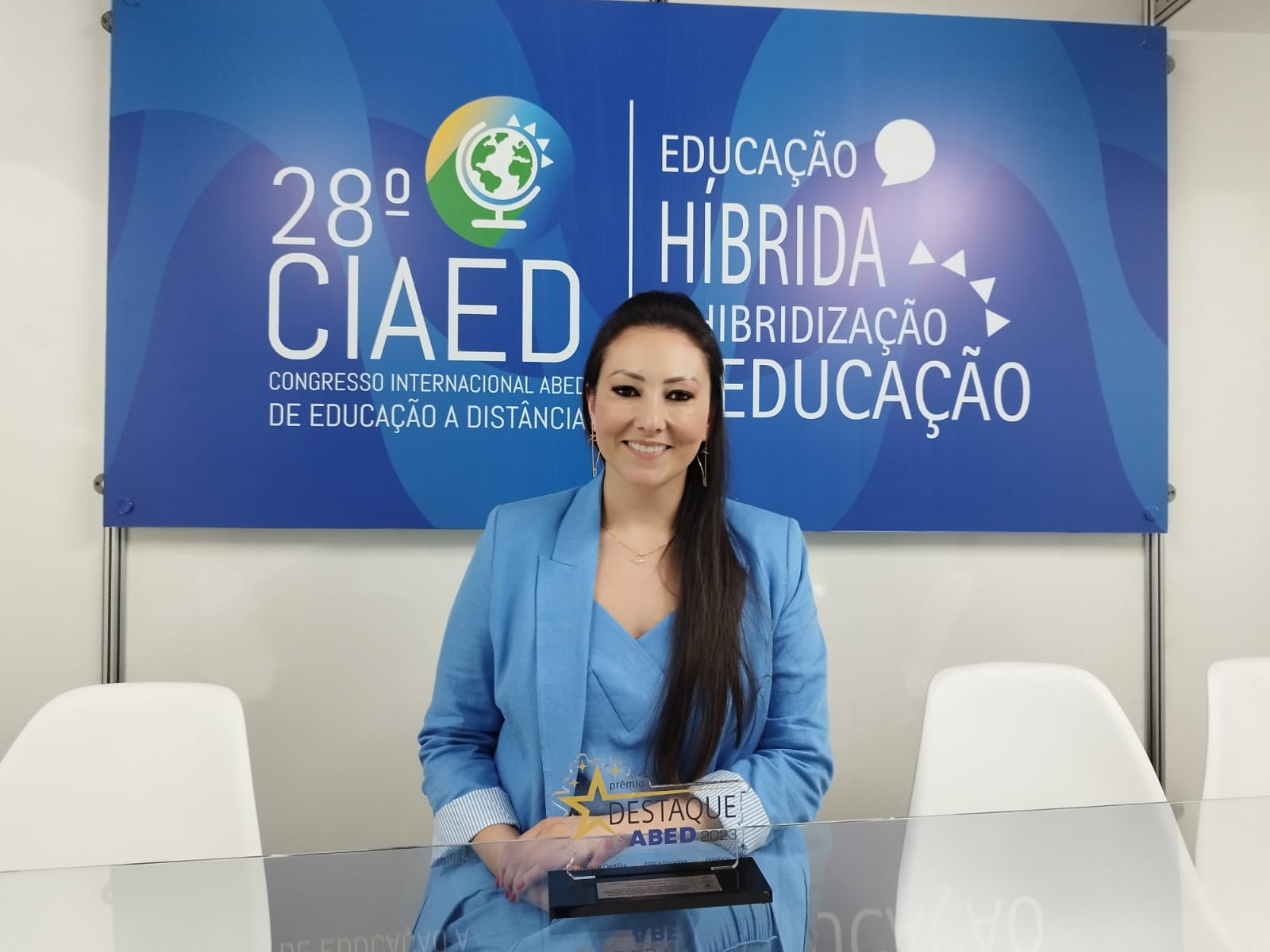 Servidora do Câmpus Lages recebe prêmio em Congresso Internacional